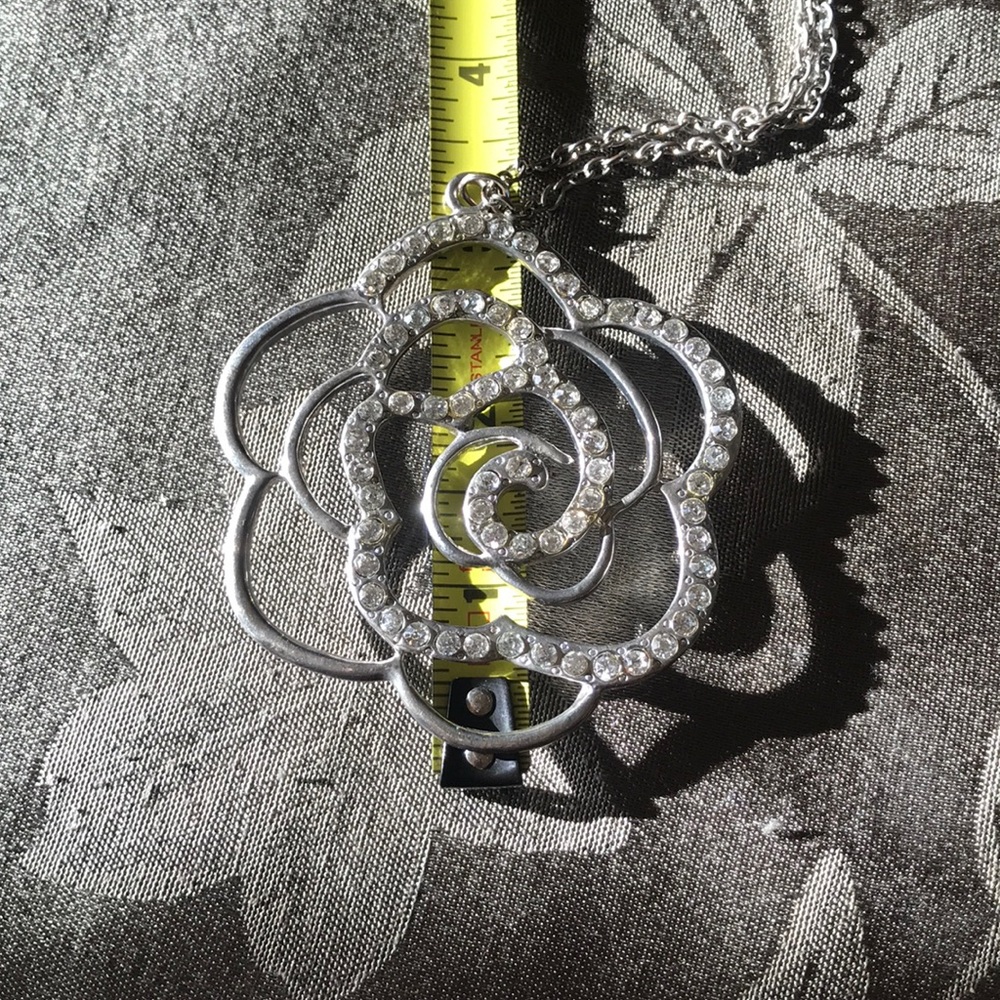 Flower shaped necklace - Picture 5 of 5